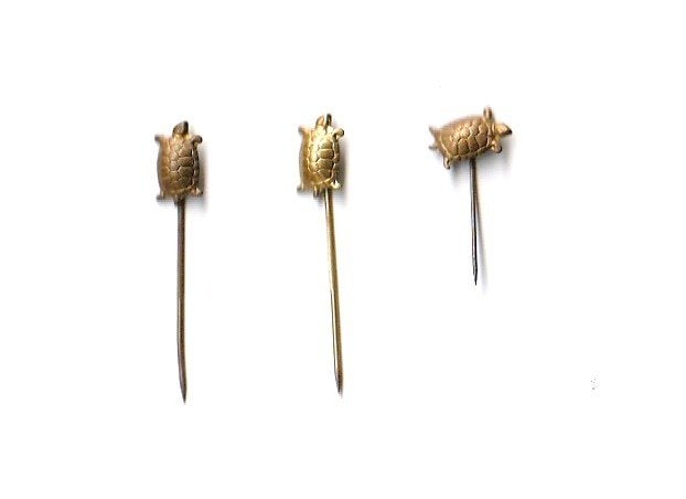 3 holmetaal spelden met schildpad, Ophalen of Verzenden, Gebruikt, Overige onderwerpen, Speldje of Pin