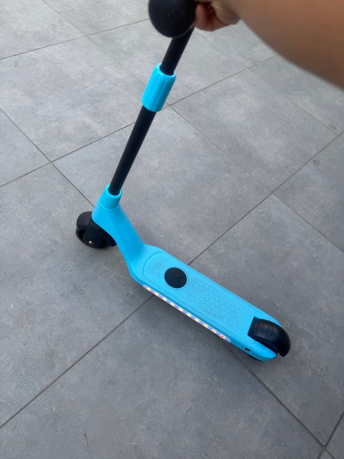 Blauwe elektrische step met LED-verlichting, Ophalen of Verzenden, Zo goed als nieuw, Elektrische step (E-scooter)