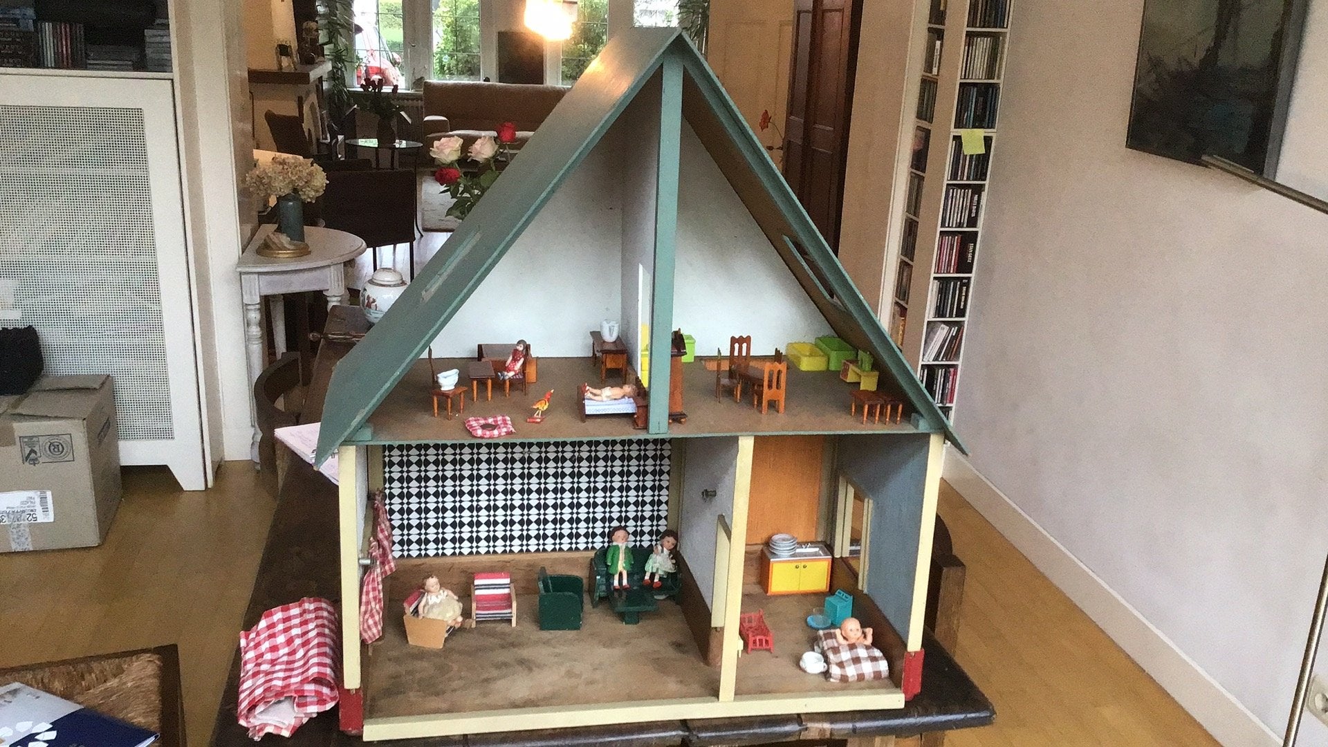 Poppehuis met meubeltjes en antieke poppetjes, Ophalen of Verzenden, Poppenhuis