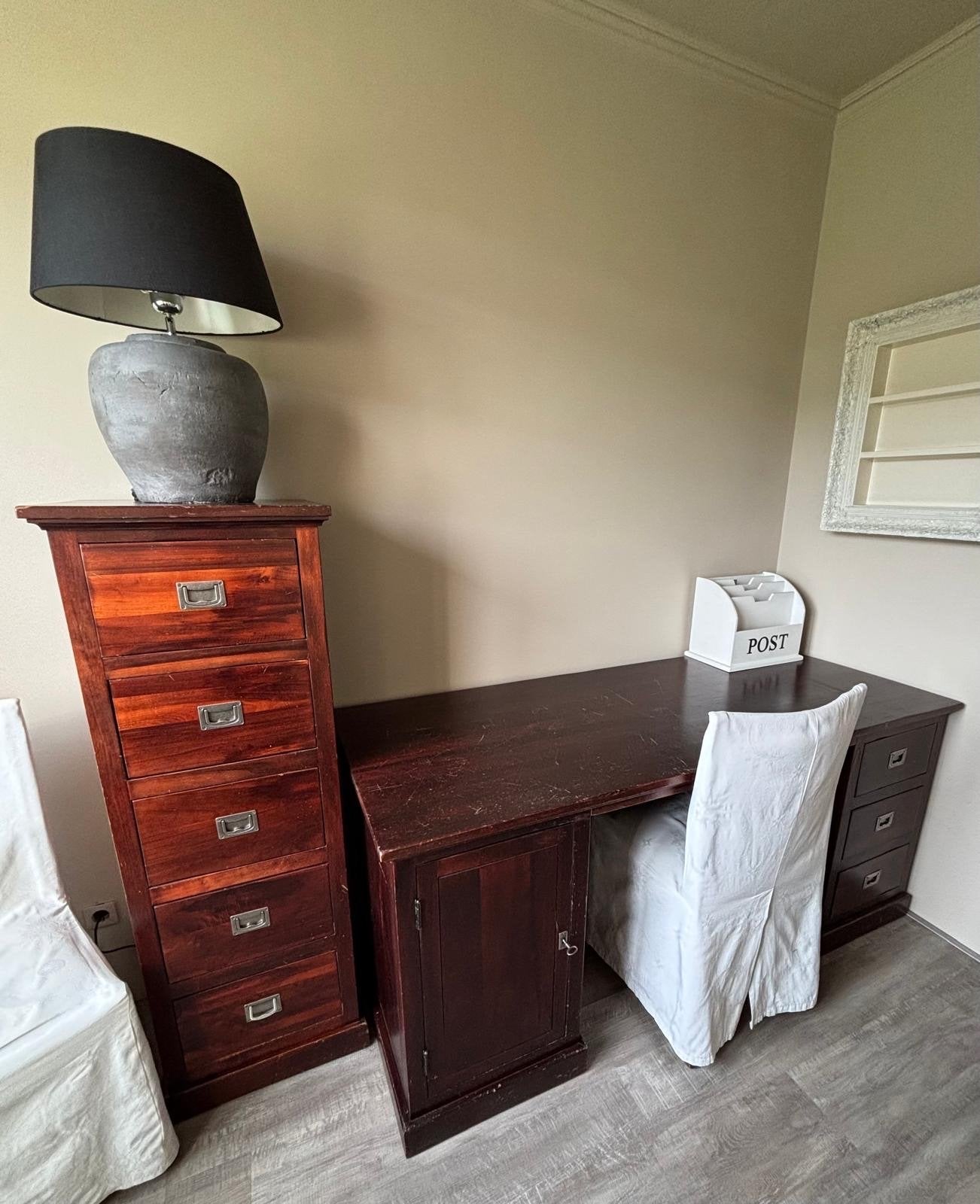 Hardhouten bureau met ladekast en kast met deur, Huis en Inrichting, Ophalen, Demontabel, Gebruikt, Hout