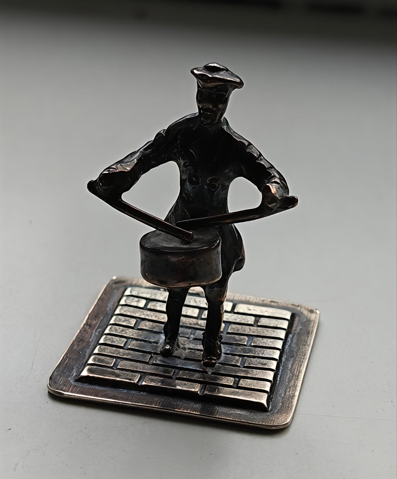 Miniatuur Zilveren Trommelaar op Sokkel, Ophalen of Verzenden, Zilver