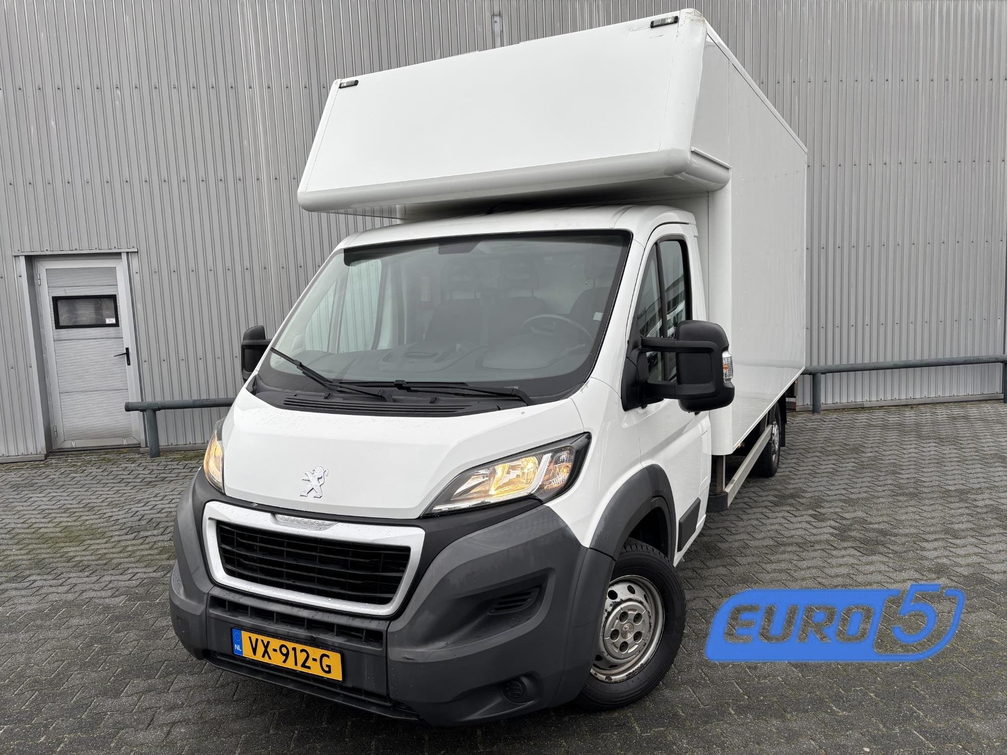 Peugeot Boxer 335 2.2*BAKWAGEN*LAADKLEP*A/C*NAVI*3PERS.*CITY, Voorwielaandrijving, Euro 5, Stof, Gebruikt