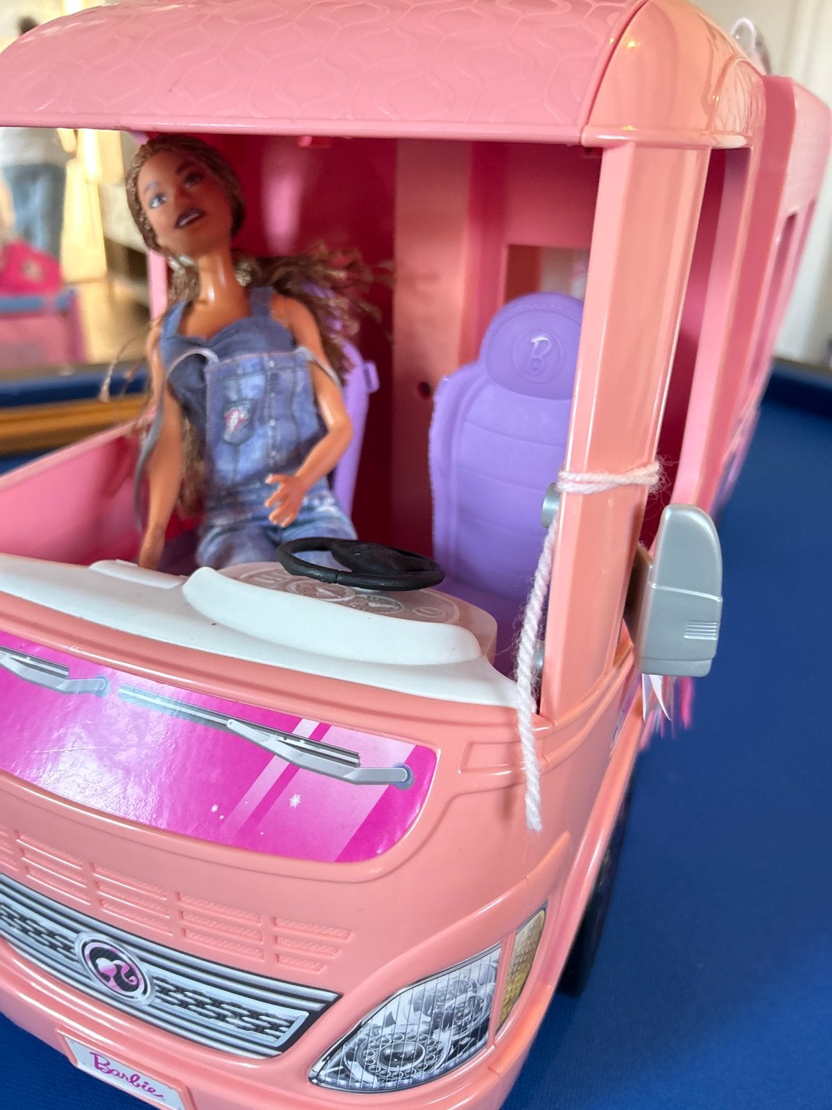 Barbie camper met 2 Barbies en accessoires, Ophalen of Verzenden, Gebruikt, Barbie