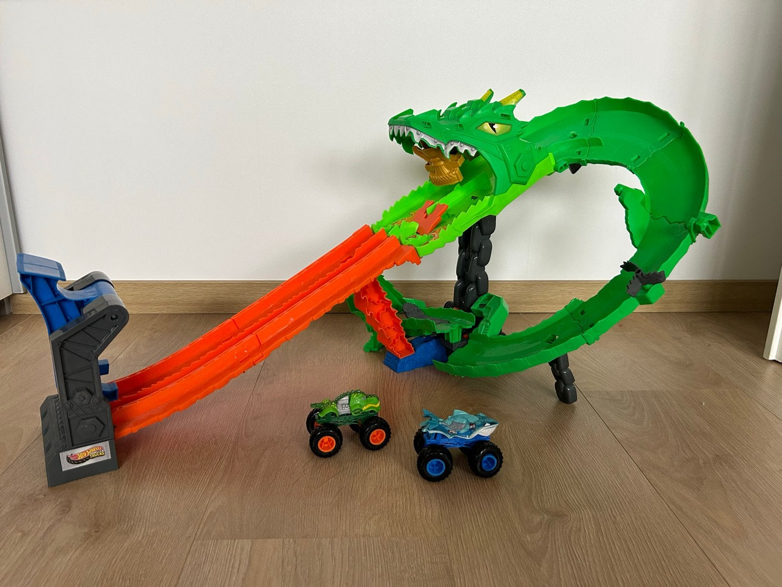 Hot Wheels Draken Racebaan met 2 Monster Trucks, Kinderen en Baby's, Racebaan, Zelf te bouwen, Ophalen of Verzenden, Zo goed als nieuw