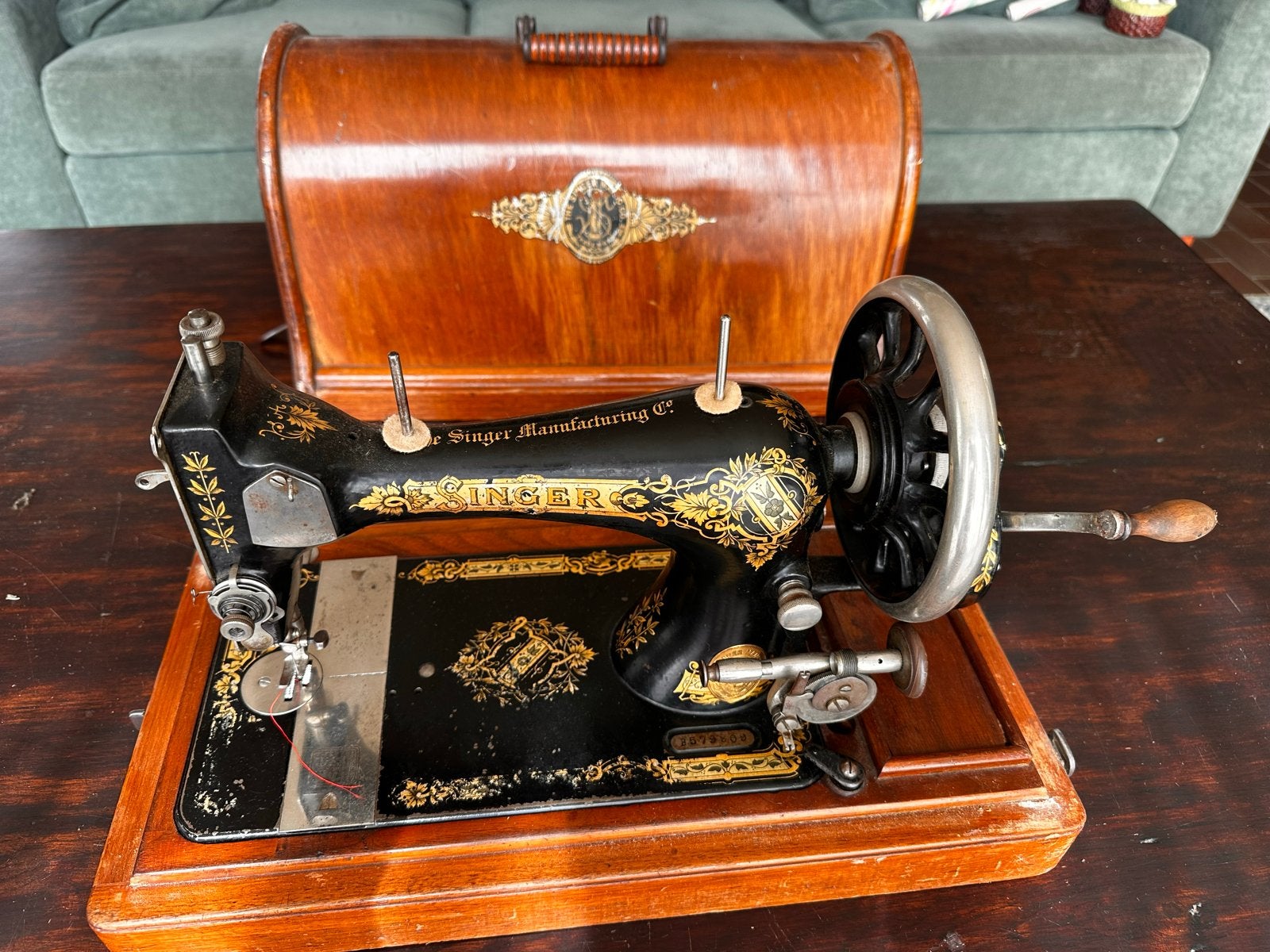 Werkende Singer naaimachine met houten kap, Ophalen