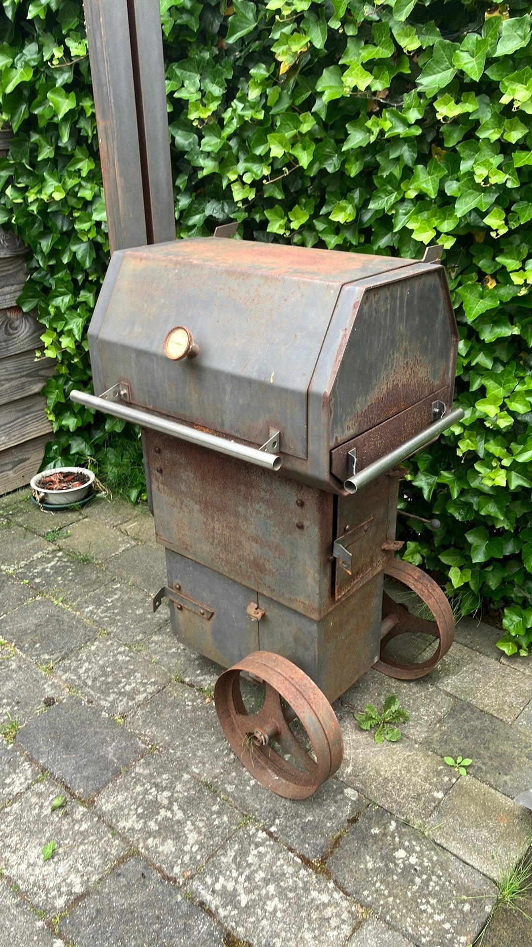 Roker bbq van staal, Ophalen