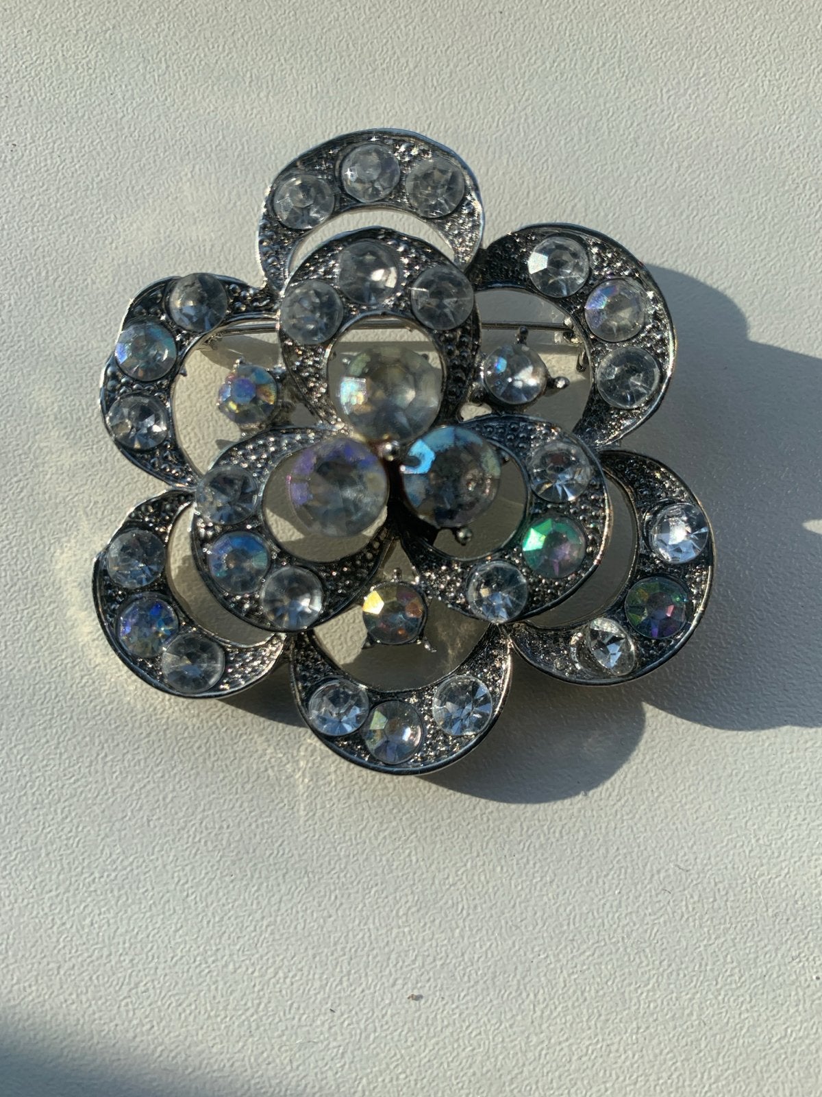 Elegante bloem broche met strass steentjes, Overige materialen, 4 tot 7 cm, Ophalen of Verzenden, Zo goed als nieuw