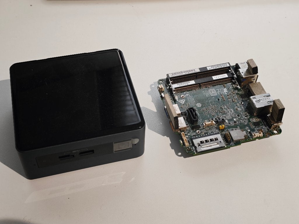 Intel NUC7CJYH ~ barebone ~ start niet op, Gebruikt, Intel NUC, Ophalen of Verzenden, Intel Celeron