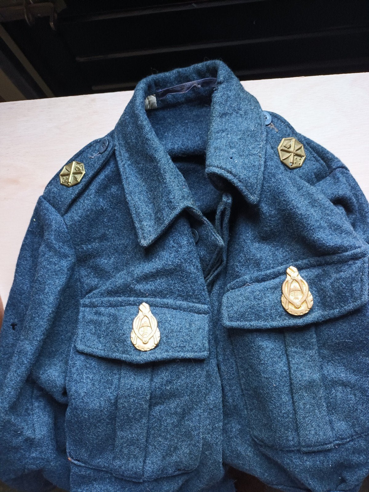 jas met td en artillerie emblemen en bevo schildje, Ophalen of Verzenden, Landmacht, Nederland, Embleem of Badge