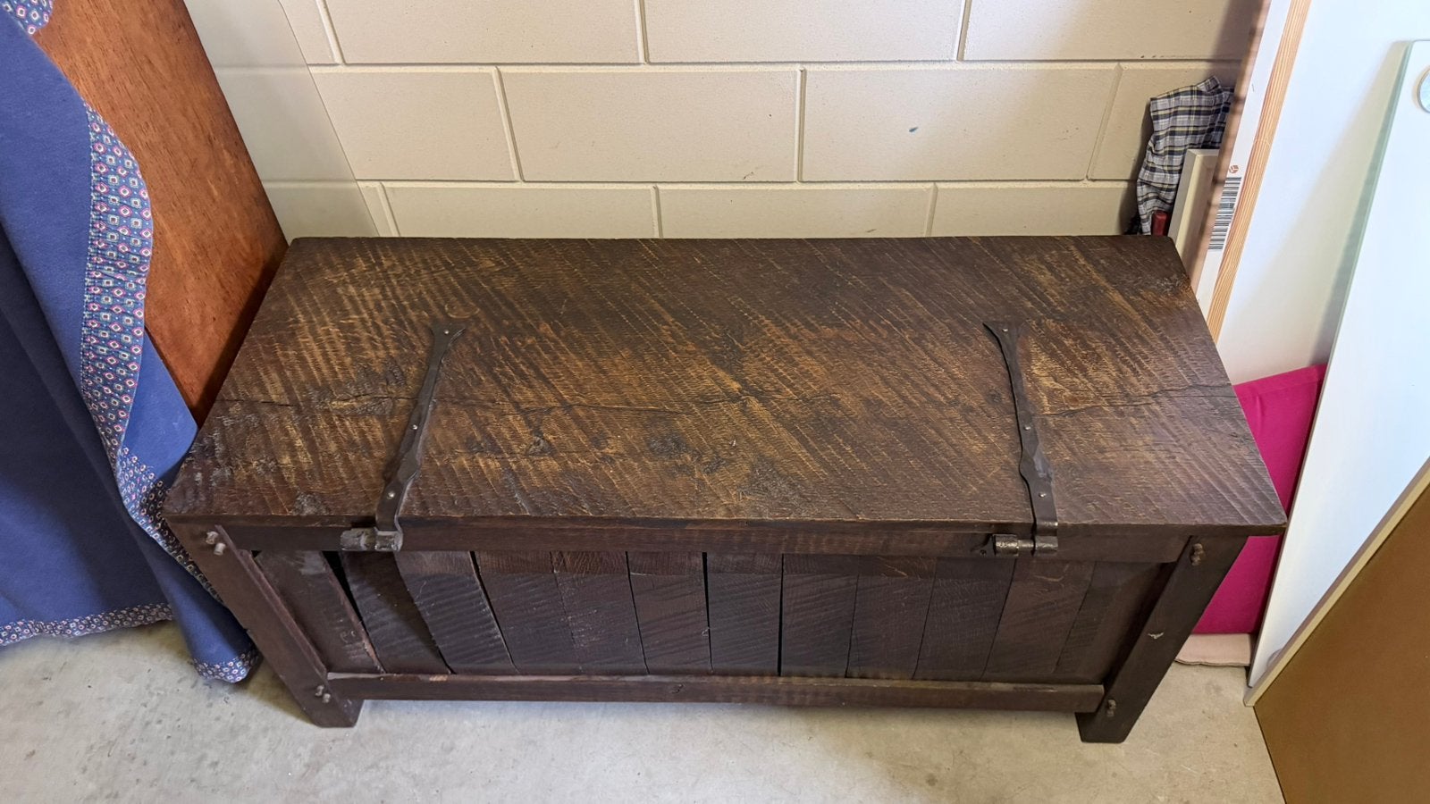 Kist met klep. Massief hout, Ophalen, Gebruikt, 100 tot 150 cm, 5 – 50