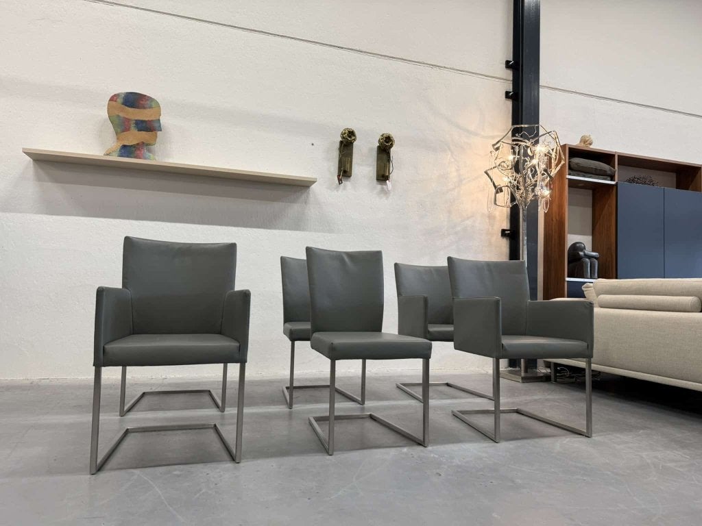 6 Nieuw Bert Plantagie Misty Eetkamerset grijs leer Stoel, Leolux De Toekomst Bree’s new world Rolf Benz Design on Stock, Nieuw