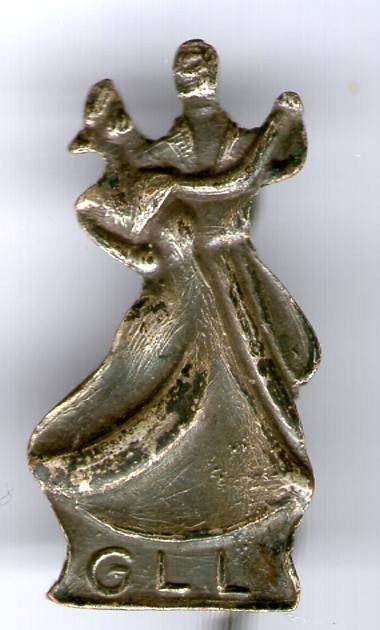 G.L.L. zilverkleurig dans speldje ( X_107a), Verzamelen, Ophalen of Verzenden, Zo goed als nieuw, Sport, Speldje of Pin