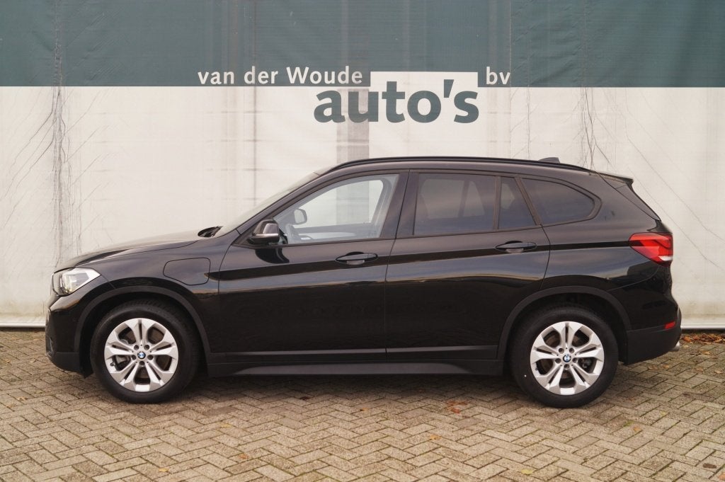 BMW X1 xDrive25e Executive -NAVI-ECC-HUD-CAM-PDC- (bj 2020), Auto's, BMW, Gebruikt, Zwart, Bedrijf, Vierwielaandrijving