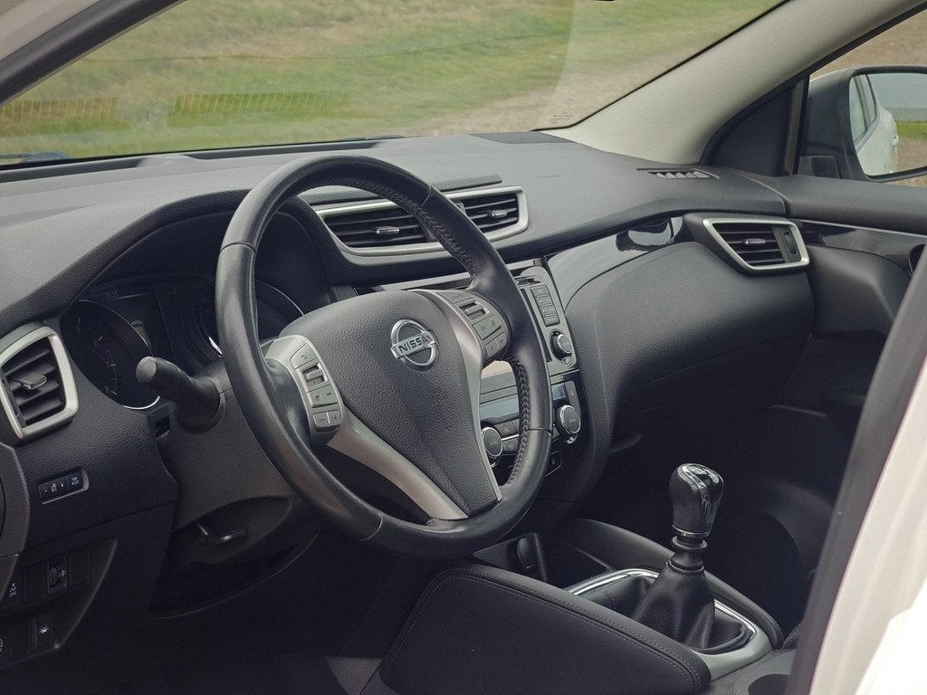 Nissan QASHQAI 1.2 Connect Edition (bj 2015), Voorwielaandrijving, Euro 5, Stof, Gebruikt