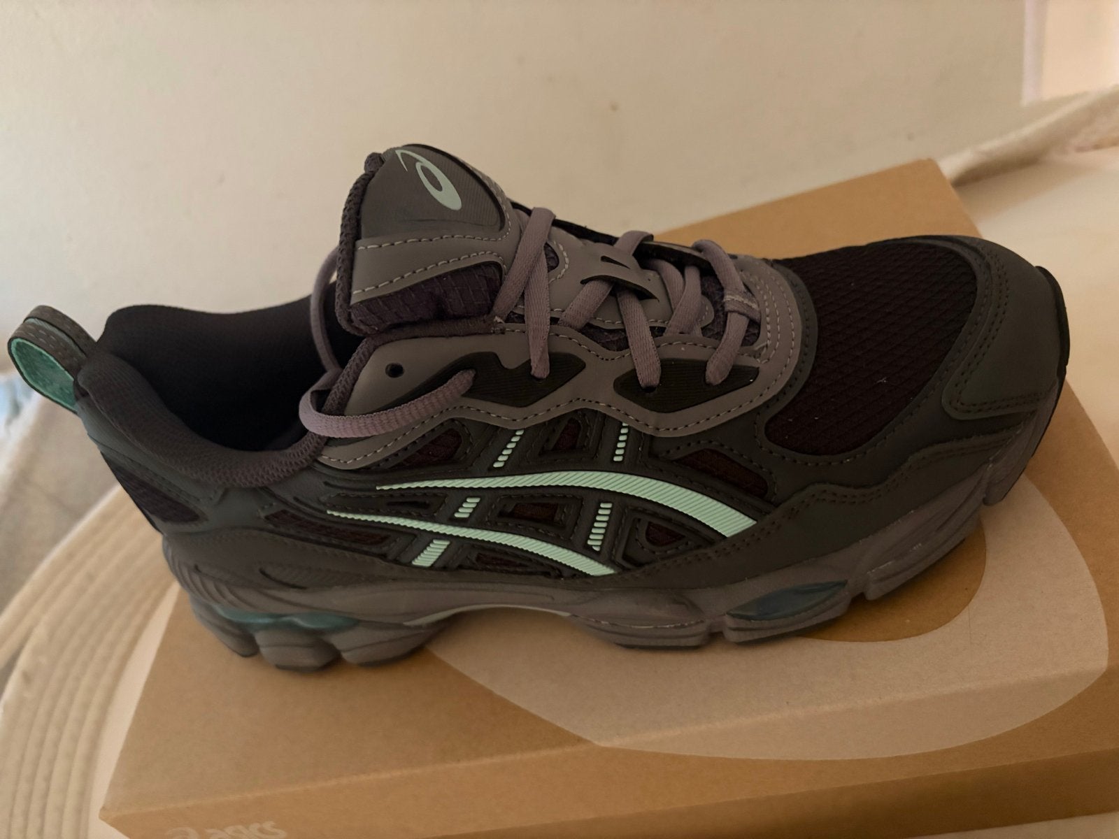 Asics GEL-NYC RGD Graphite Grey/Ice Green - Maat 41.5, Kleding | Dames, Ophalen of Verzenden, Nieuw, Grijs, Sneakers of Gympen