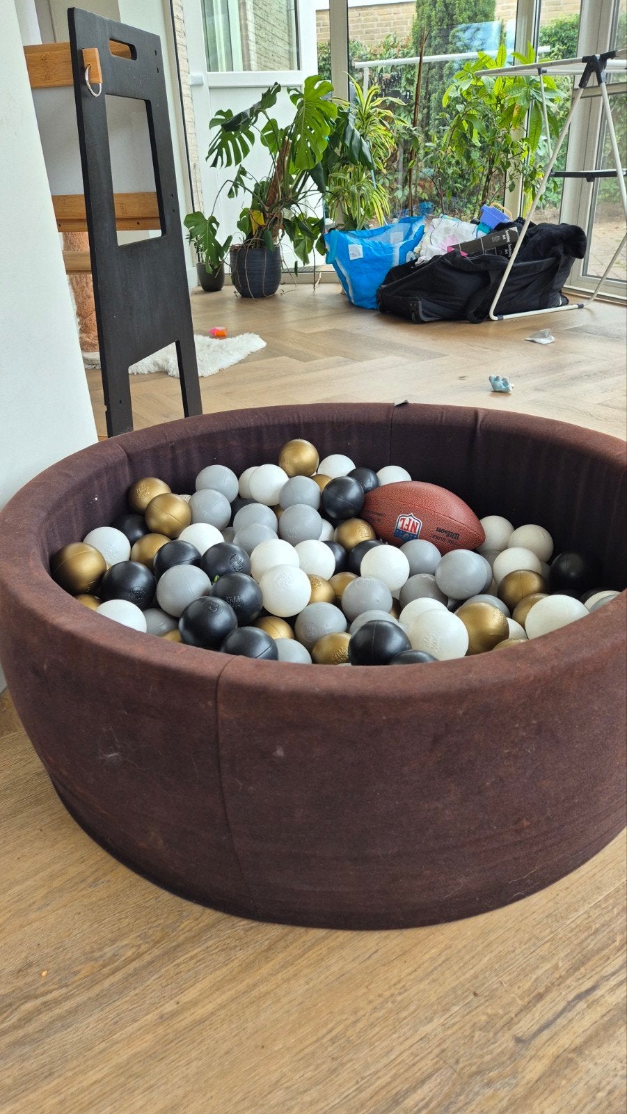 Ballenbak met ballen - Bruin, zwart, wit, grijs, goud, Ophalen, Gebruikt, Jongen of Meisje