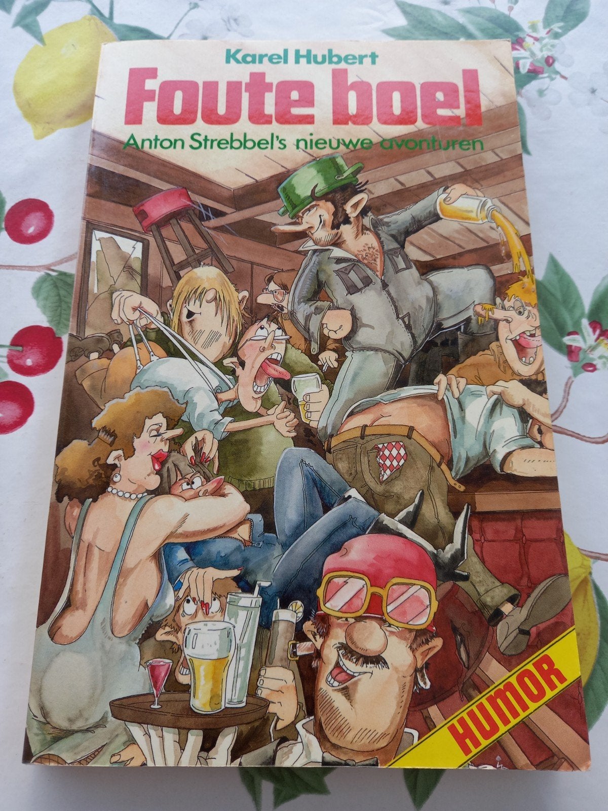 m11 Foute boel! Anton Strebbel's nieuwe avonturen - Karel Hu, Boeken, Ophalen of Verzenden, Gelezen, Karel Hubert, Cartoons