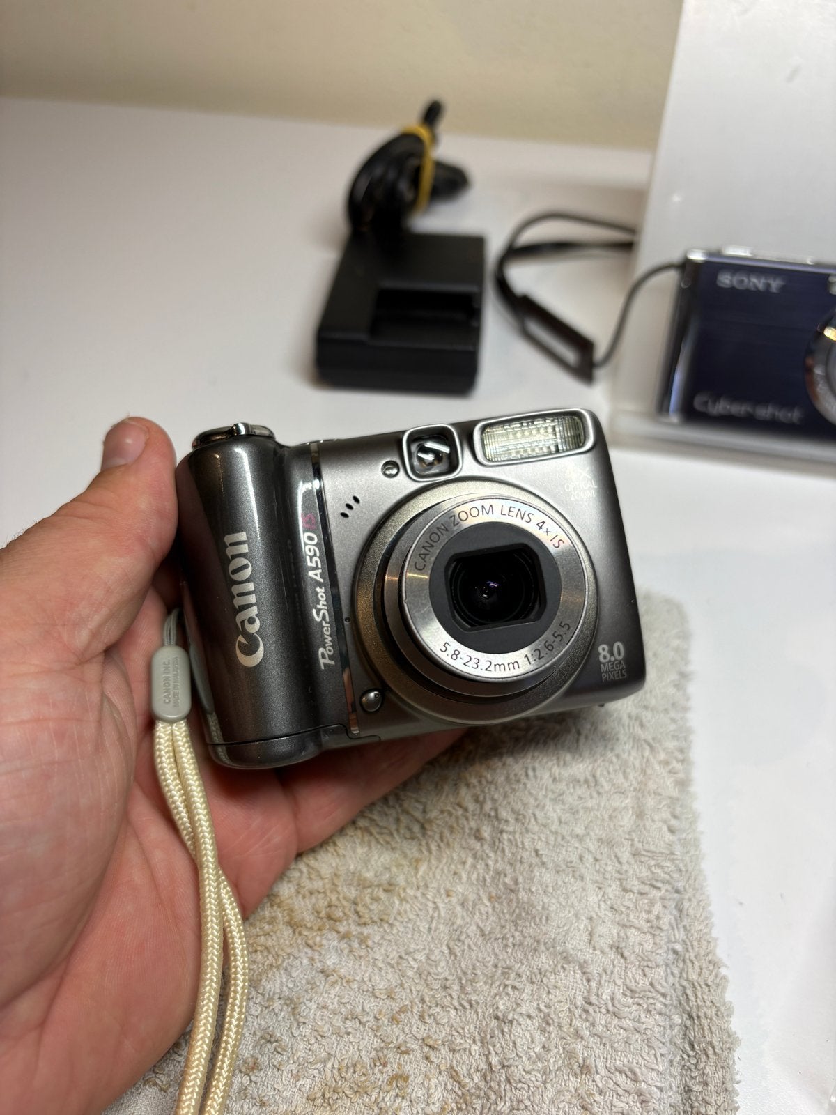Canon PowerShot A590 IS Digitale Compactcamera, Ingebouwde flitser, Gebruikt, Canon, Oplader
