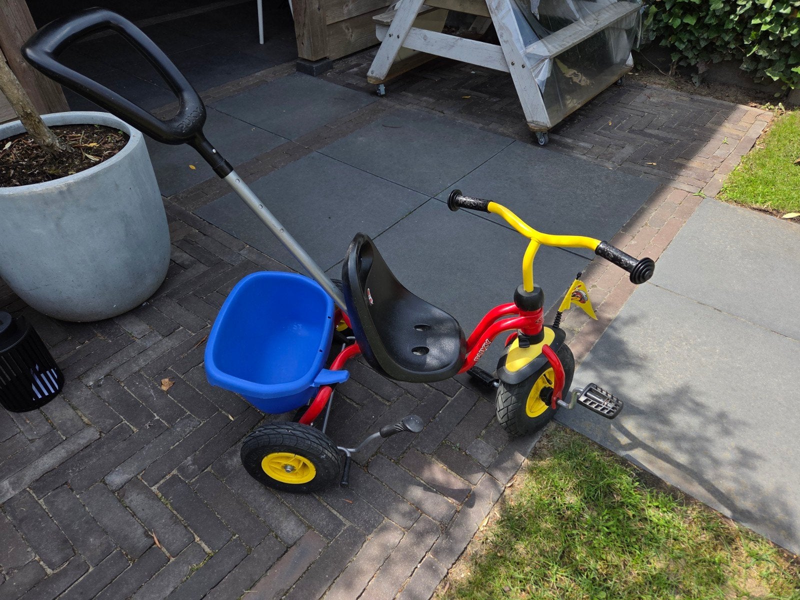 Puky driewieler met duwstang en kiepbakje, Ophalen of Verzenden, Gebruikt, Duwstang