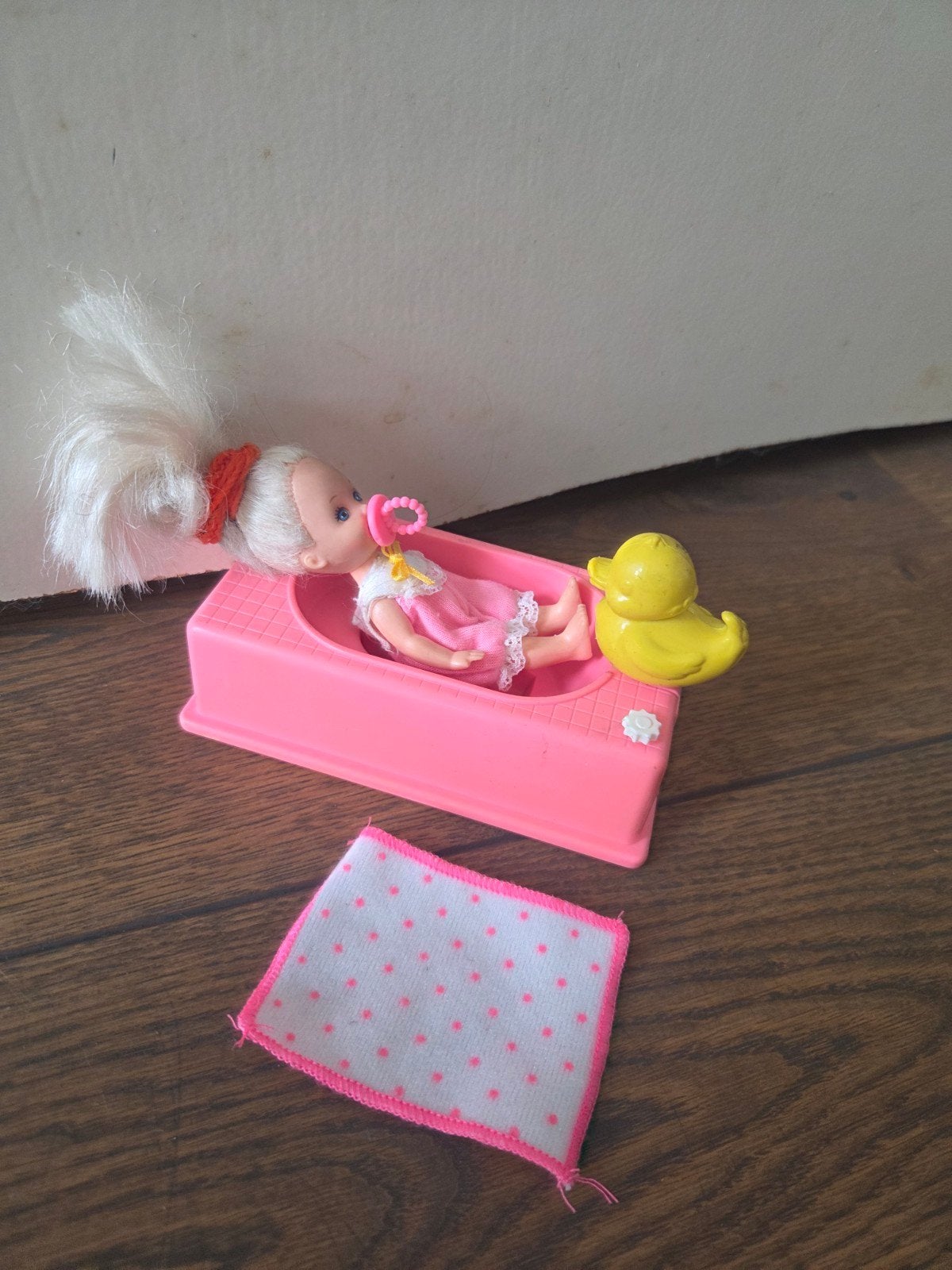 Mini Barbie Shelly met badkamer en accessoires, Ophalen of Verzenden, Barbie