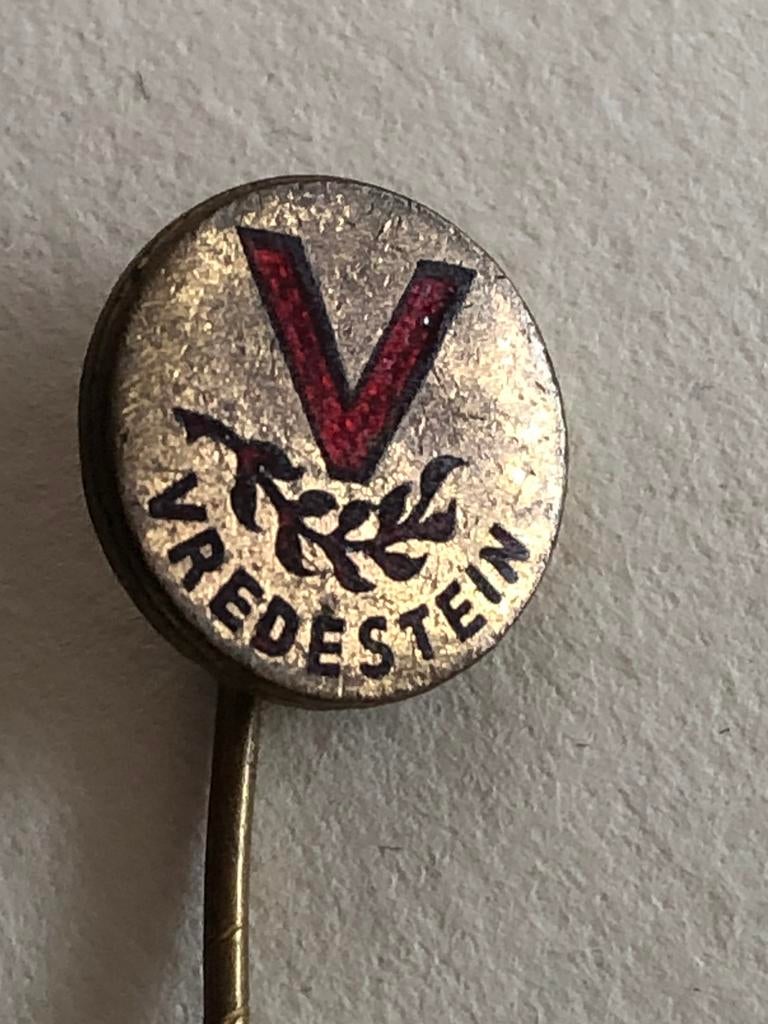 Oud speldje / pin Vredestein (autobanden), Verzamelen, Speldjes, Pins en Buttons, Ophalen of Verzenden, Gebruikt, Merk, Speldje of Pin