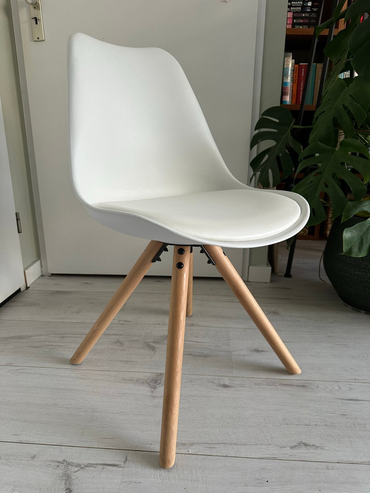 4x fonQ kuipstoelen wit +  houten poten, Ophalen, Wit, Zo goed als nieuw, Vier
