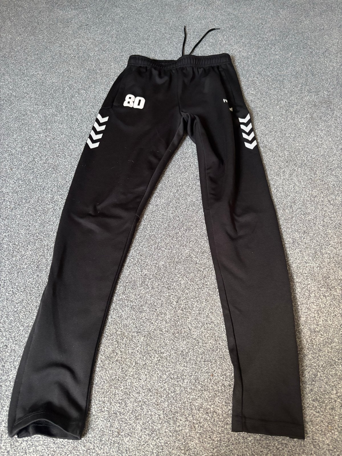 Hummel trainingsbroek zwart maat 38/40 (M), Zwart, Lang, Gedragen, Ophalen