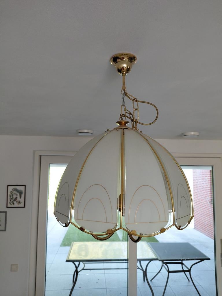 Elegante hanglampset met goudkleurige accenten en melkglas, Ophalen, Zo goed als nieuw