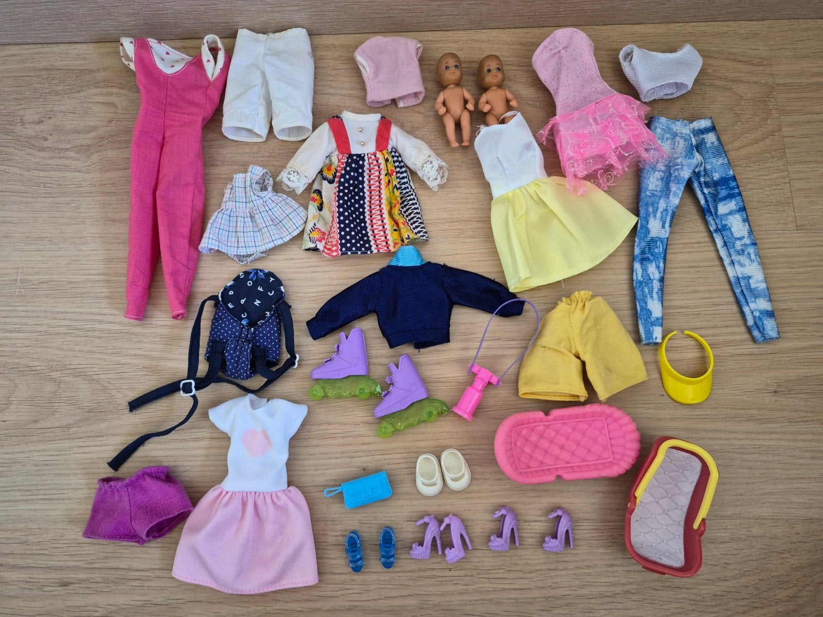 Kleding set voor een Barbie pop en accessoires met 2 baby's, Ophalen of Verzenden, Zo goed als nieuw, Barbie