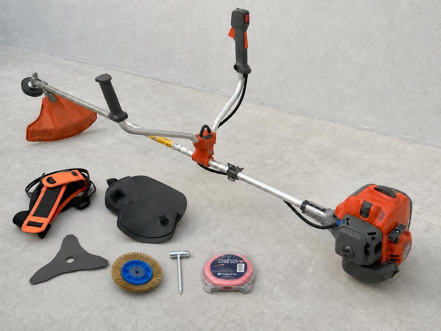 Husqvarna 135R Benzine Bosmaaier met Accessoires, Tuin en Terras, Bosmaaiers, Ophalen, Benzine, Nieuw, 30 tot 50 cm