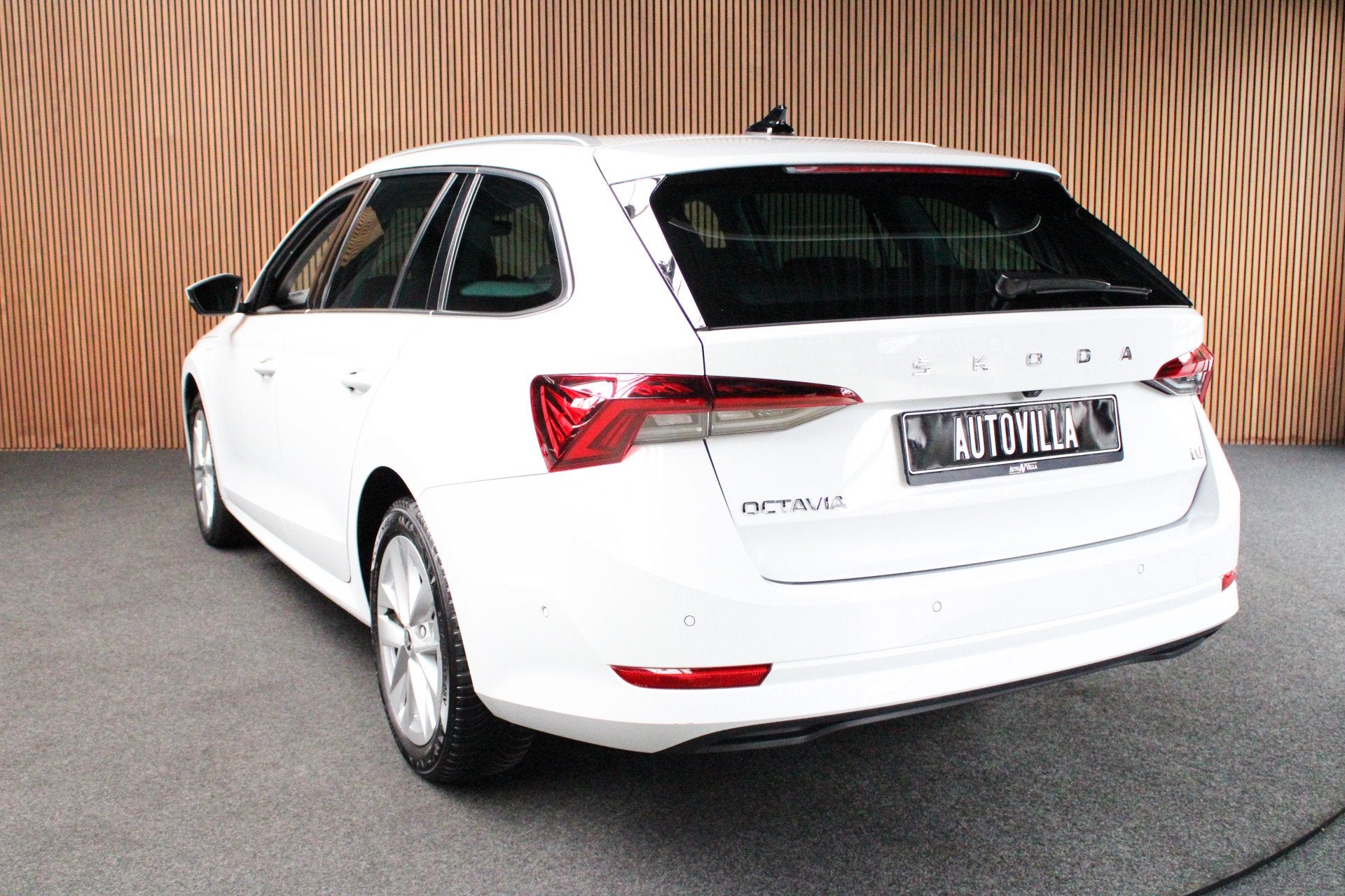 Skoda Octavia Combi 1.4 TSI iV PHEV HUD Leder Memory Camera, Auto's, Dealer onderhouden, Gebruikt, Zwart, Wit
