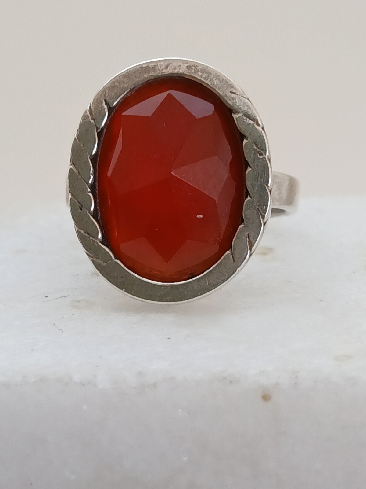 Zilveren ring met facet geslepen chalcedoon steen, Gebruikt, Ophalen of Verzenden, Kleiner dan 17, Met edelsteen