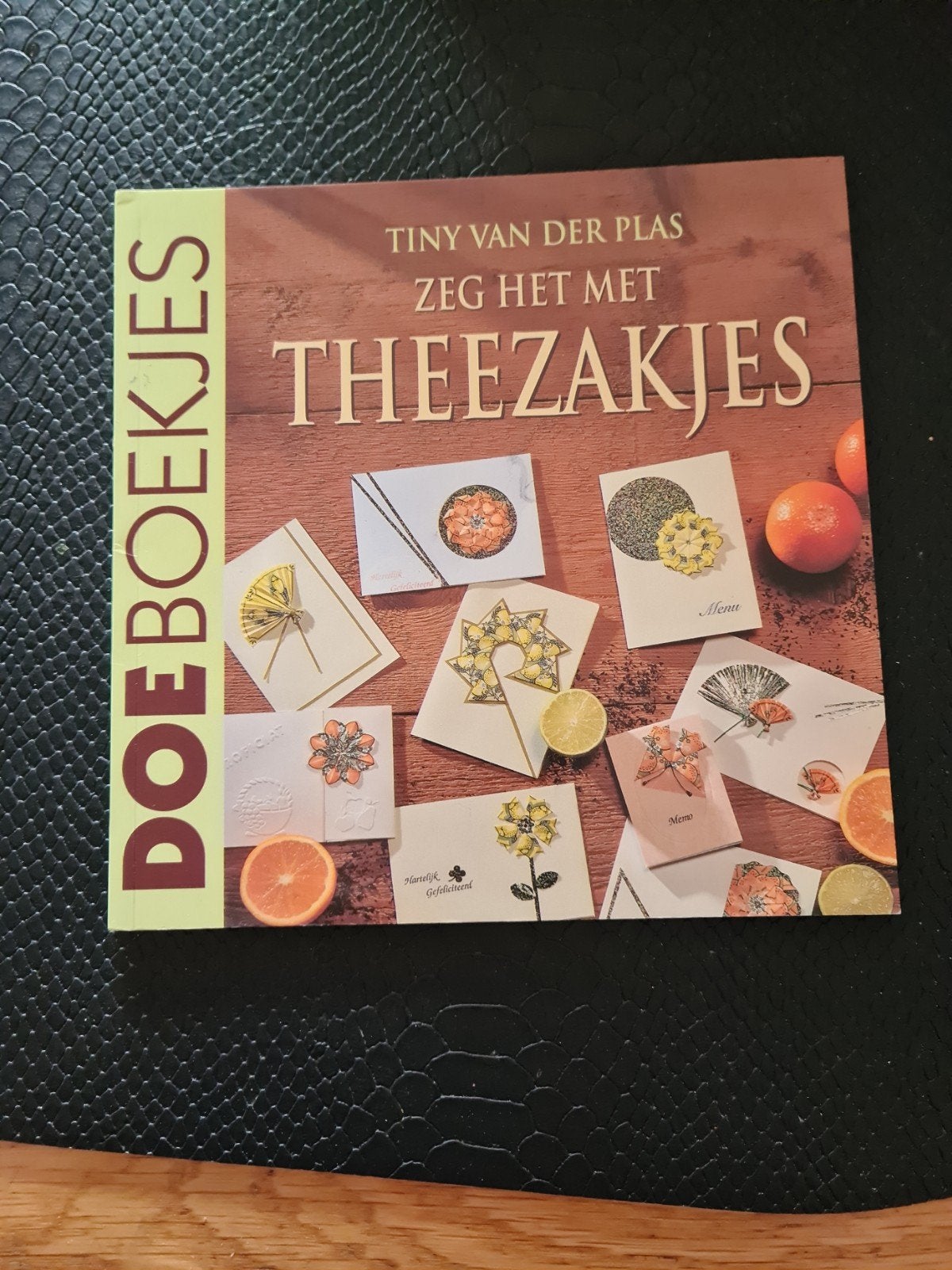 T. van der Plas - Zeg het met theezakjes, Ophalen of Verzenden, Zo goed als nieuw, T. van der Plas