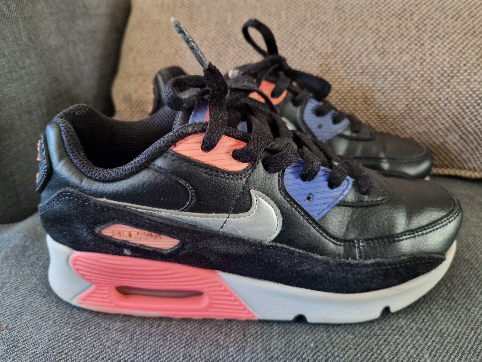 Nike Air Max 90 sneakers - Zwart, roze, blauw - Maat 35.5, Meisje, Sportschoenen, Ophalen of Verzenden, Zo goed als nieuw