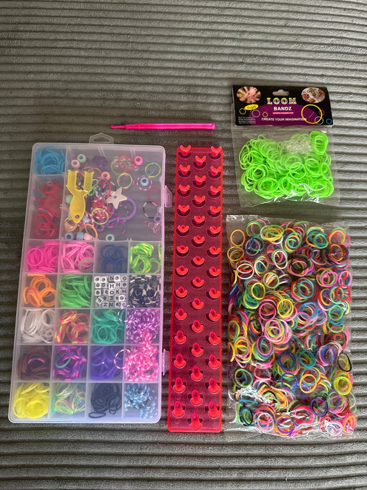 Grote Loom Bandz set met veel elastiekjes en accessoires, Overige thema's, Meerkleurig, Ophalen of Verzenden, Zo goed als nieuw