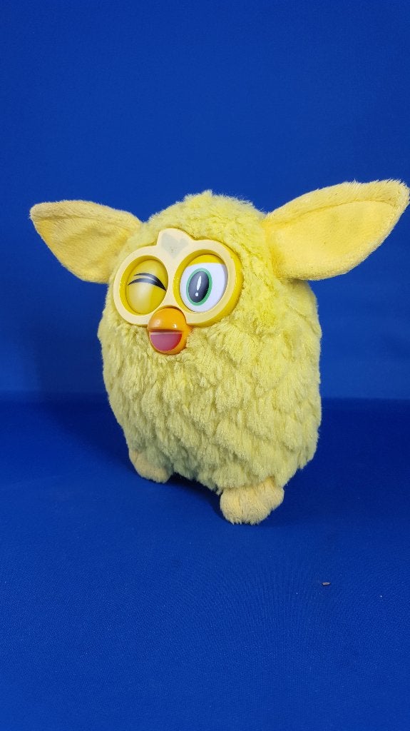 Furby knuffel, geel, met knipoog. Hasbro 2013, 16cm. 8A1, Tweedehands verkoop, Tweedehands verkoop, Gebruikt, Overige typen
