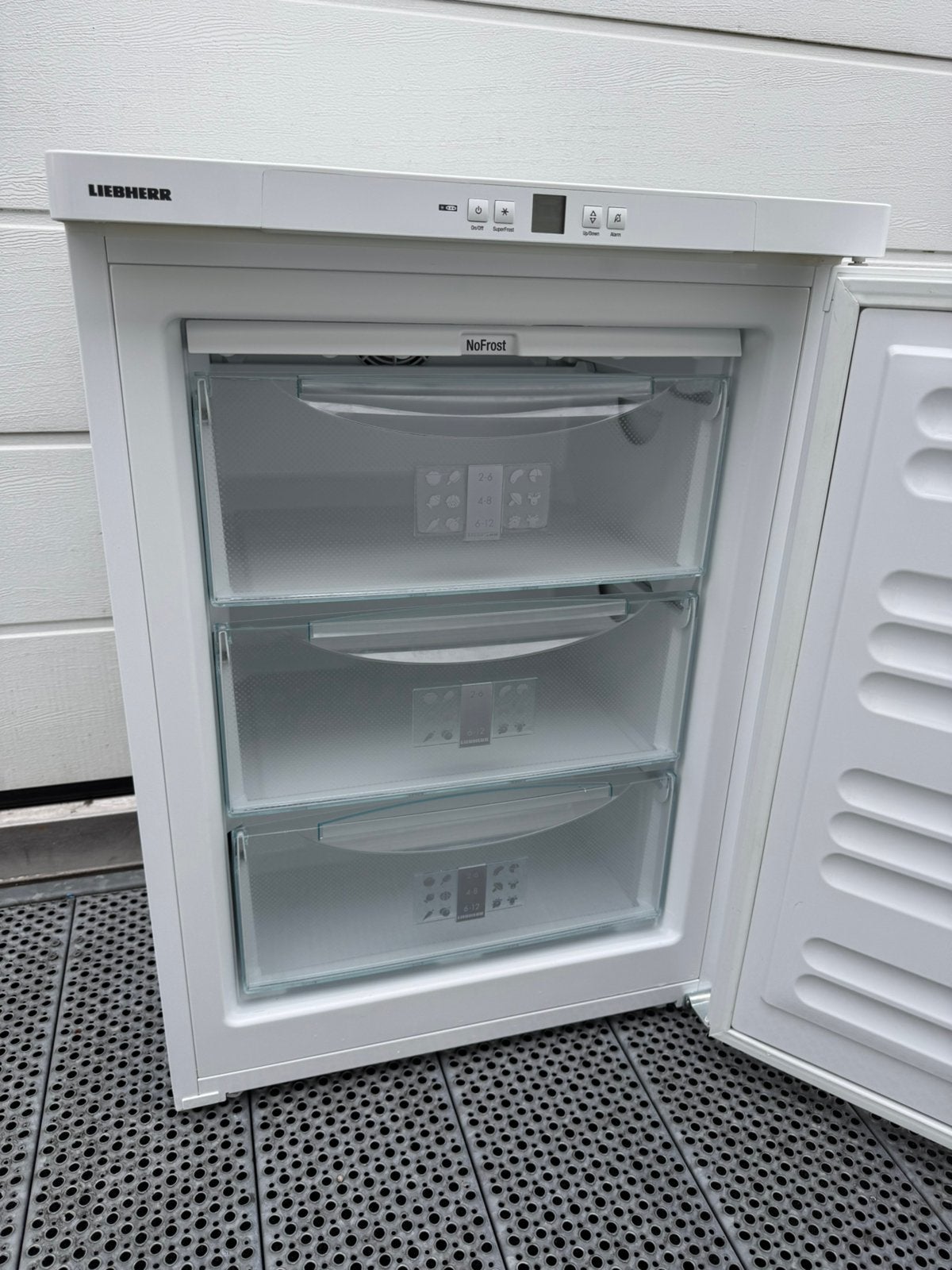 Tafelmodel vrieskast met drie lades z.g.a.n.Liebherr NoFrost, Witgoed en Apparatuur, Zo goed als nieuw, Energieklasse A of zuiniger