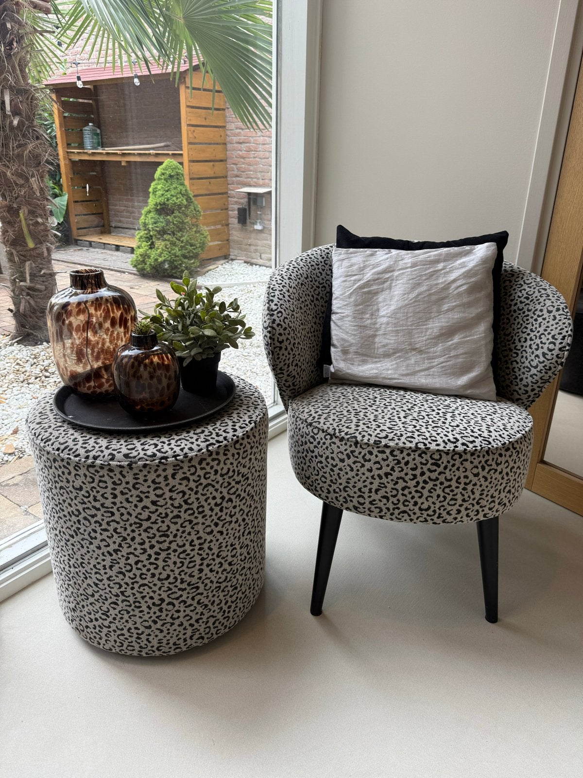 Stijlvolle poef en stoel set met luipaardprint, Huis en Inrichting, Stoelen, Ophalen, Overige kleuren, Zo goed als nieuw, Eén