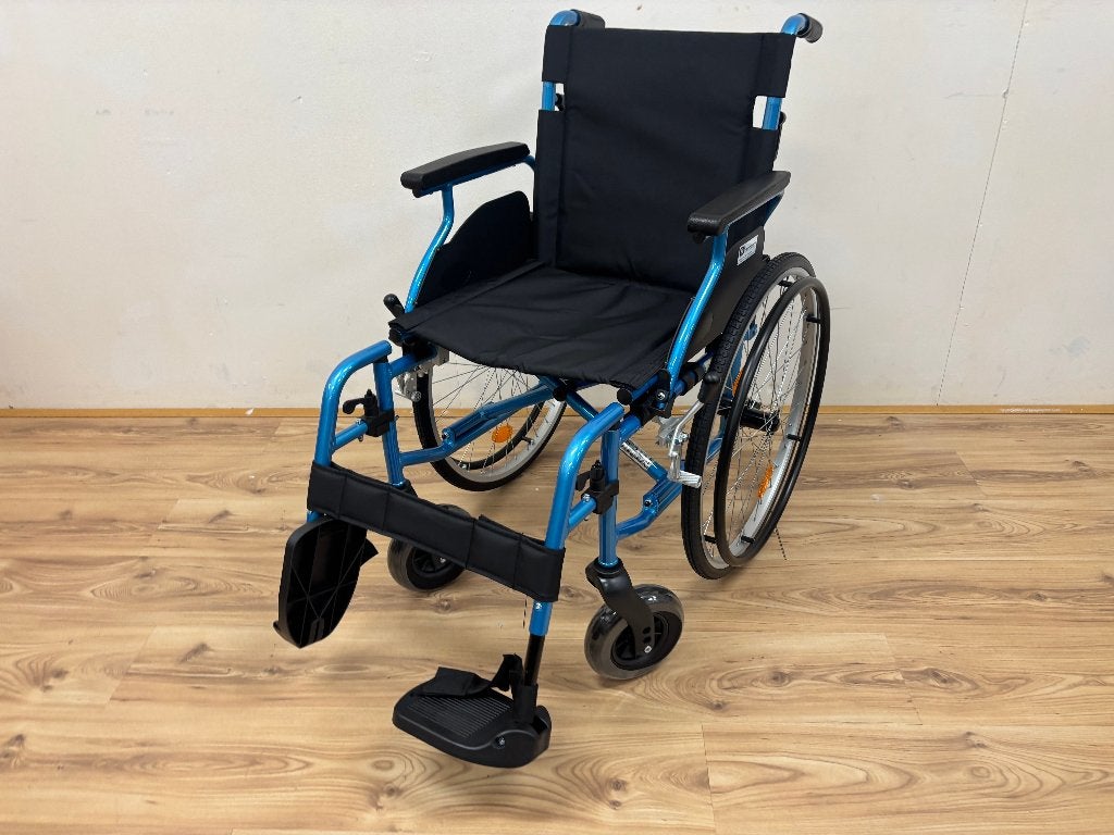 Lichtgewicht rolstoel - blauw opvouwbaar met extra comfort, Ophalen of Verzenden, Inklapbaar, Nieuw, Duwrolstoel