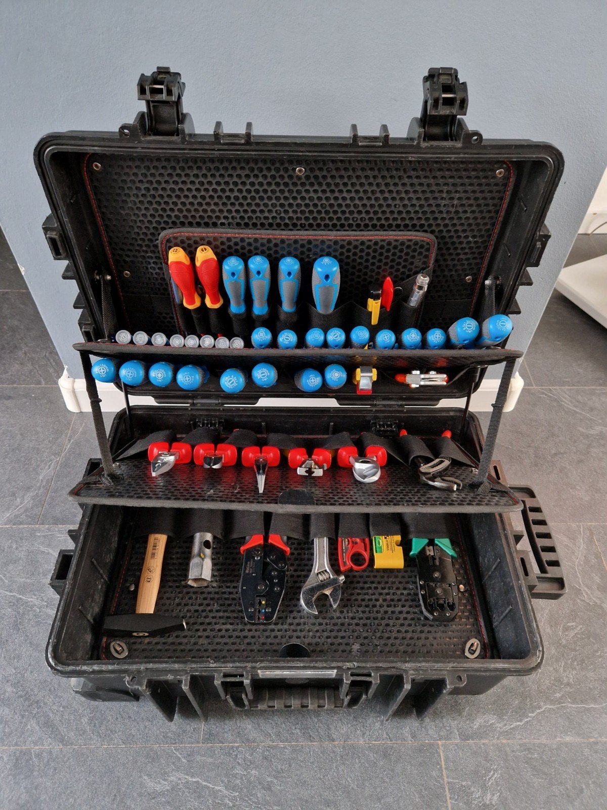 Wiha gevulde gereedschapskoffer met Knipex,  Stanley,..., Ophalen