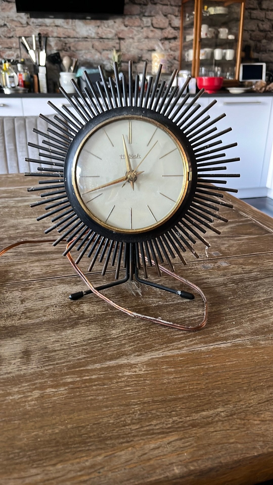 Vintage Hilbink tafelklok sunburst ontwerp jaren 50/60, Gebruikt, Analoog, Ophalen of Verzenden, Tafelklok