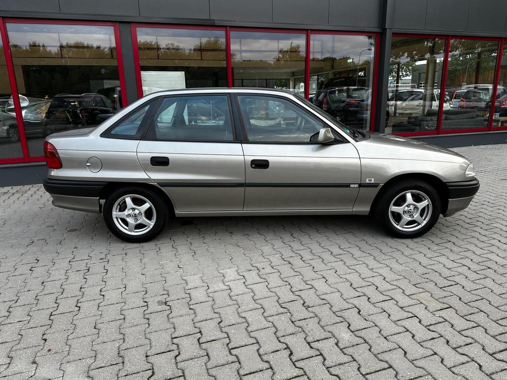 Opel Astra 1.6i Season / AUTOMAAT / NAP / VAUXHALL / LMV / A, 4 cilinders, Origineel Nederlands, Sedan, 500 kg