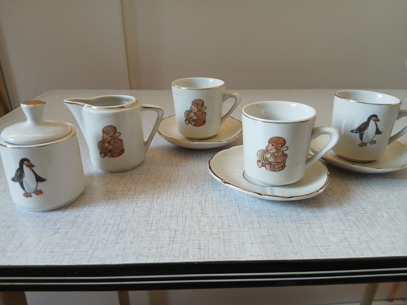 Vintage kinderserviesje met aapjes en pinguïns, Verzamelen, Ophalen of Verzenden, Gebruikt