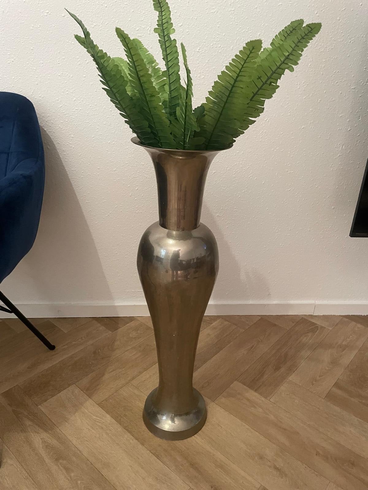 Grote metalen vaas met kunstvarens, Ophalen