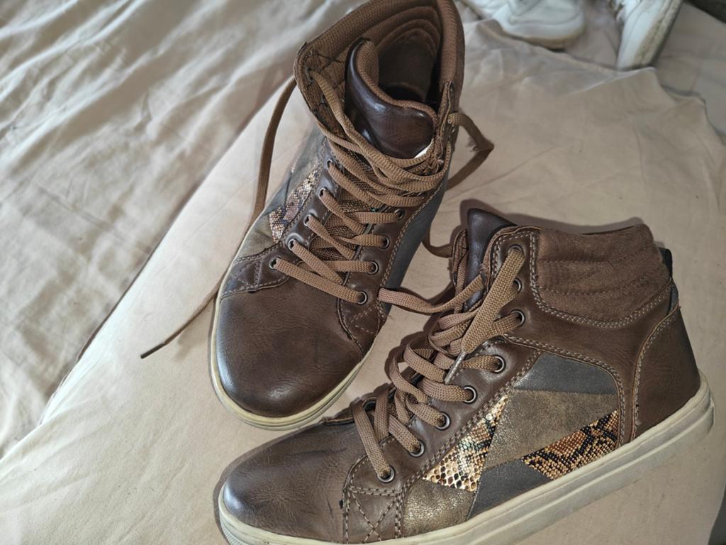 Mooie bruine met brons gympen leer maat 42, Kleding | Dames, Bruin, Ophalen of Verzenden, 2 bizzy, Sneakers of Gympen