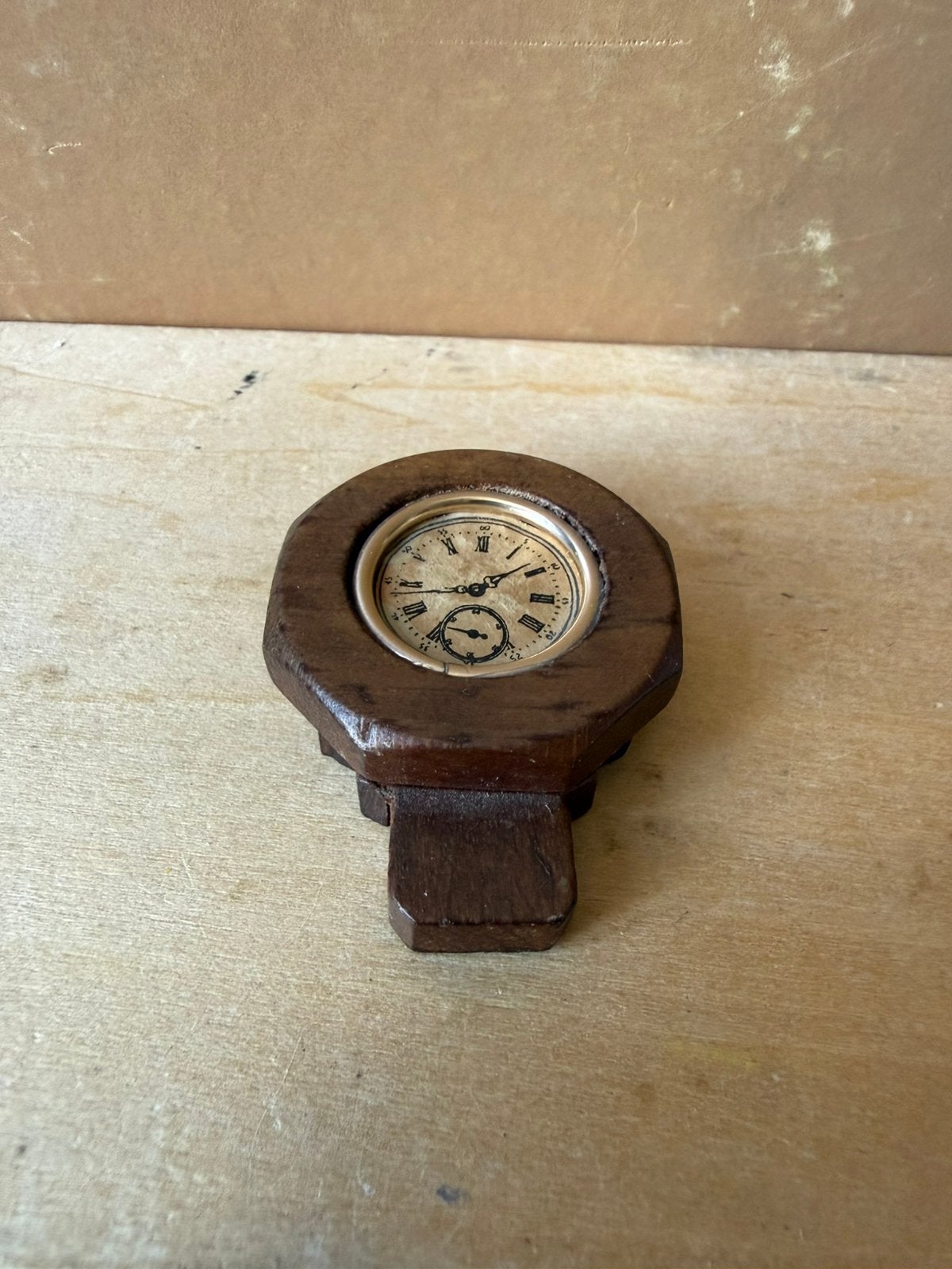 Klok - hxb 4x3.3cm - hout, Ophalen of Verzenden, Zo goed als nieuw, Poppenhuis