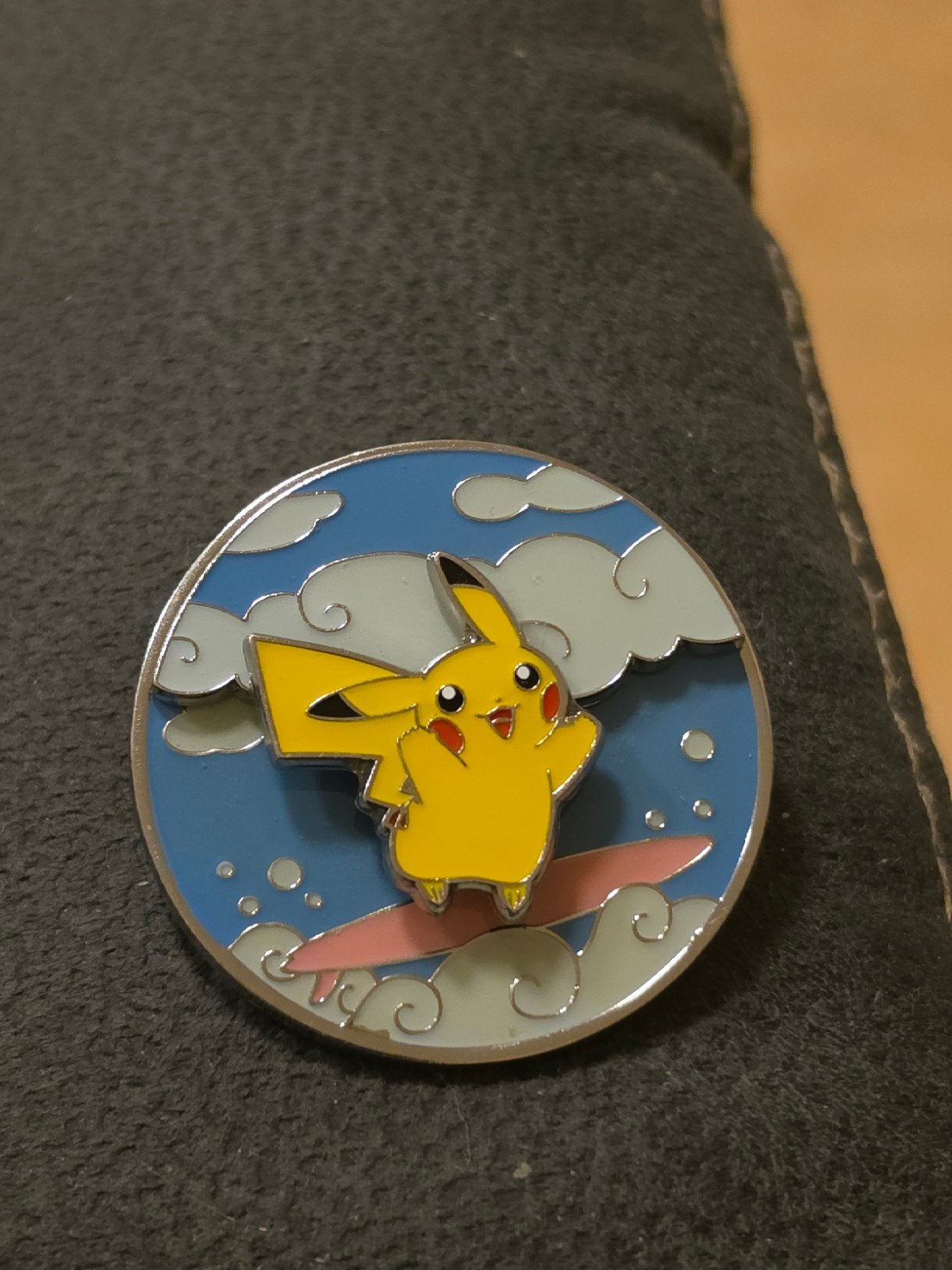 Pokémon 25th Anniversary Surfing & Flying Pikachu Pin, Verzamelen, Ophalen of Verzenden, Gebruikt, Overige onderwerpen, Speldje of Pin