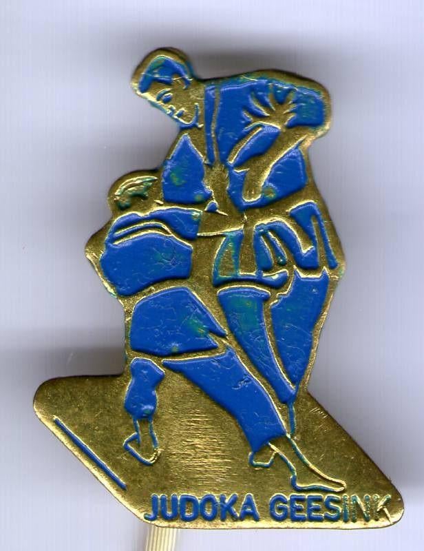 Judoka Geesink blauw op koper sport speldje ( R_022 ), Verzamelen, Verzenden, Nieuw, Sport, Speldje of Pin