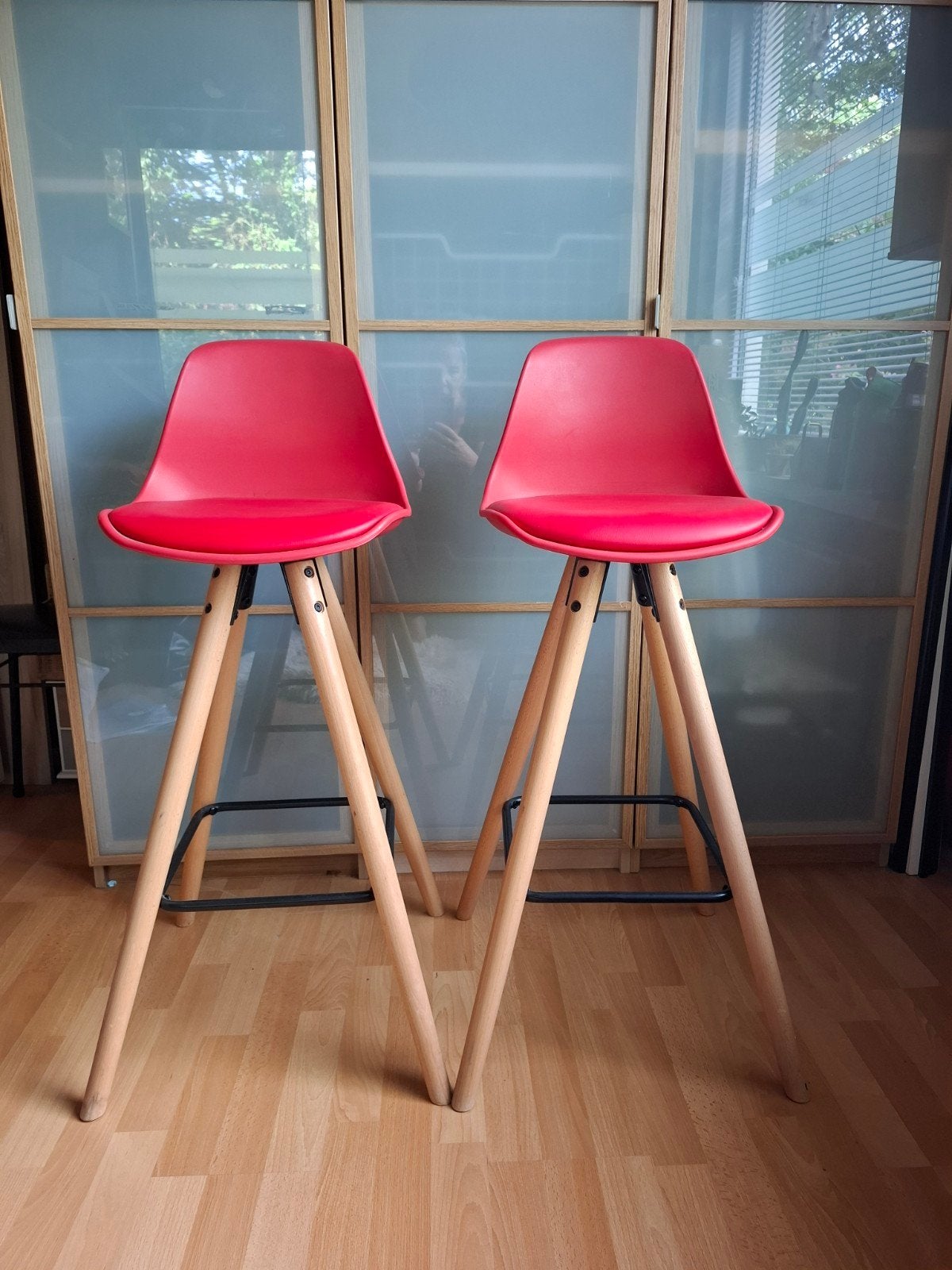 Set van 2 rode barkrukken met houten poten, Huis en Inrichting, Stoelen, Twee, Modern, Scandinavisch, Zo goed als nieuw, Rood
