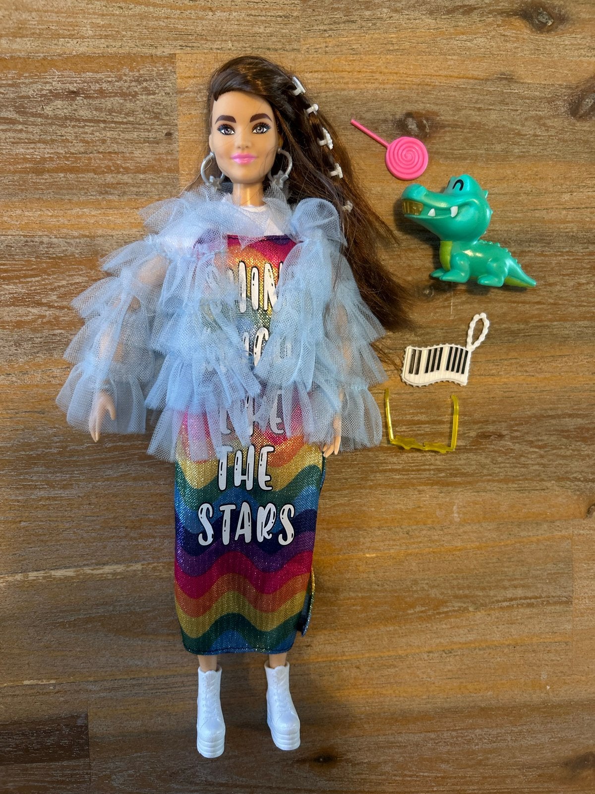 Barbie extra pop met regenboogjurk en accessoires, Ophalen of Verzenden, Gebruikt, Barbie